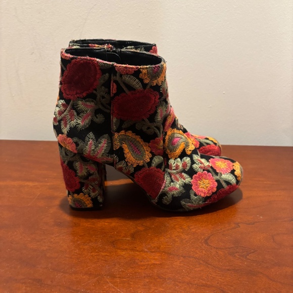 Mia Women's Vail Floral Embroidered Ankle Boots size 8.5 Boho - Picture 6 of 10